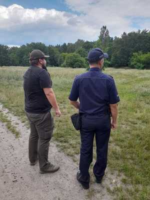 Policjant i leśniczy.