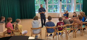 Policjant z dziećmi.