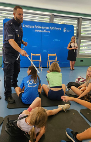 Policjant rozdaje odblaski.