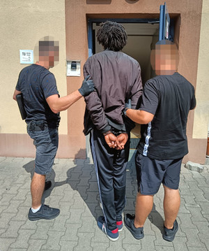 Policjanci z zatrzymanym.