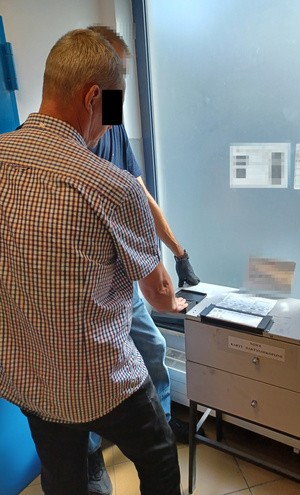 Policjant z zatrzymanym.