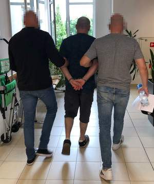 Policjanci z zatrzymanym.