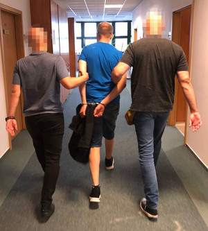 Policjanci z zatrzymanym.