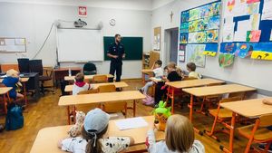 Policjant z dziećmi.