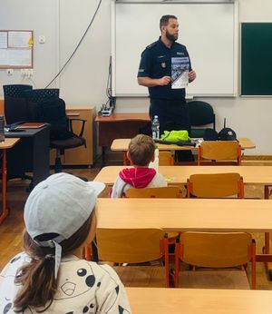 Policjant z dziećmi.