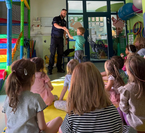 Policjant z dziećmi.