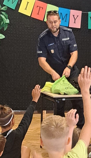 Policjant z dziećmi.