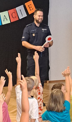 Policjant z dziećmi.