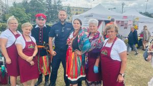 Policjant z zespołem ludowym.