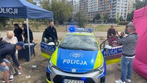 Policjant przy radiowozie.