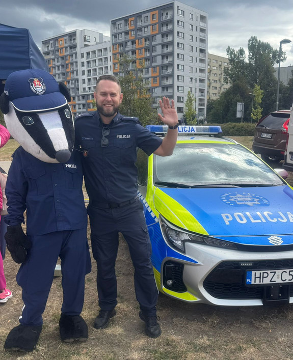 Policjant z maskotką