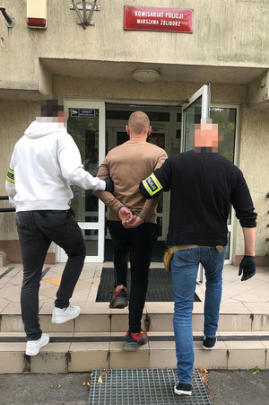 Policjanci z zatrzymanym.