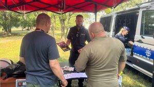 Policjanci na stoisku.