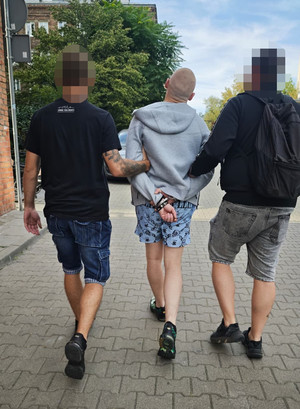 Policjanci z zatrzymanym.
