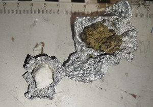 Susz roślinny i biały proszek w foliowych torebkach.