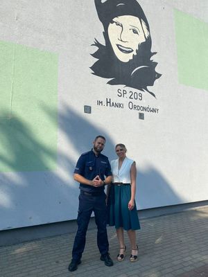 Policjant z kobietą.