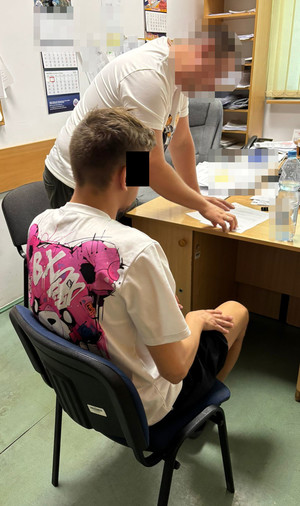 Policjant z zatrzymanym.