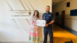 Policjant z kobietą.