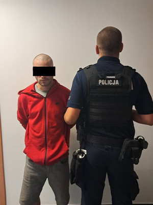 Policjant z zatrzymanym.