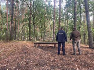 Policjant i leśniczy.