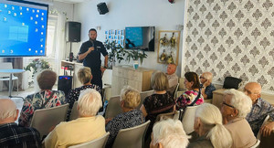 Policjant wśród seniorów.