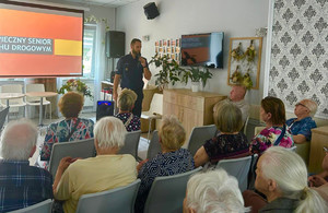 Policjant wśród seniorów.