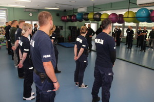 Policjanci stoją na macie.