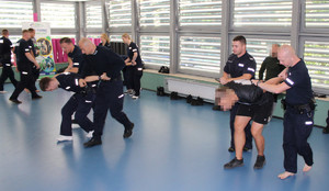 Policjanci ćwiczą.