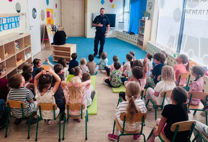 Policjant z dziećmi.