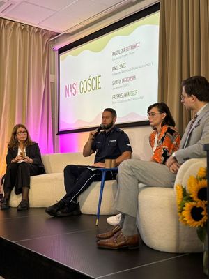 Policjant wśród grupy osób.