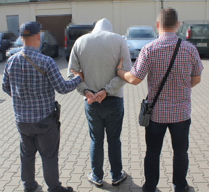 Policjanci z zatrzymanym.