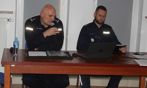 Policjanci siedzą przy stole.