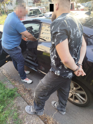 Policjant z zatrzymanym.