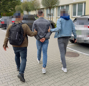Policjanci z zatrzymanym.