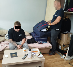 Policjant z zatrzymanym.