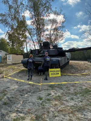 Policjanci na torze przeszkód.