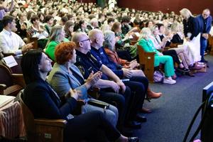 Przedstawiciele różnych służb siedzą na krzesłach.