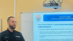 Policjant przy tablicy