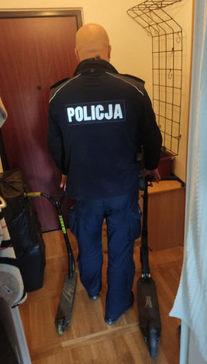 Policjant z hulajnogami.