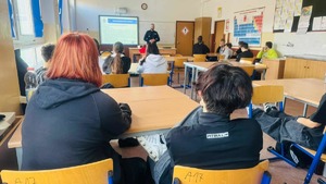 Policjant z uczniami.