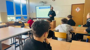 Policjant z uczniami.