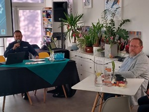 Policjant siedzi za stołem.