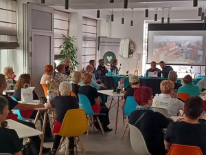 Policjant siedzi za stołem.