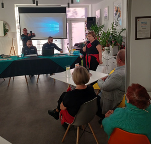 Policjant siedzi za stołem.