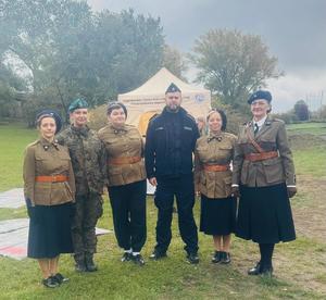 Policjant z innymi osobami.