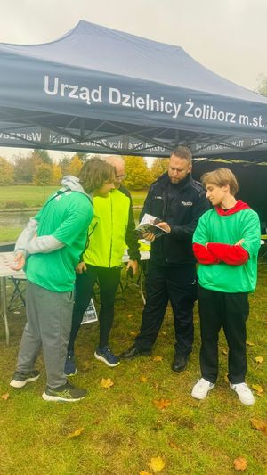 Policjant z innymi osobami.