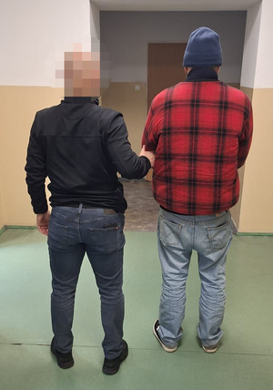Policjant z zatrzymanym.