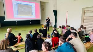 Policjant z uczniami.