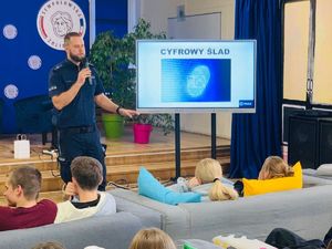 Policjant z uczniami.