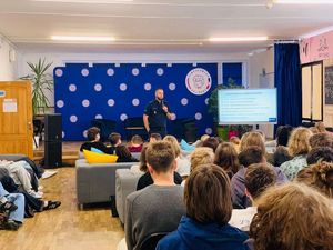 Policjant z uczniami.